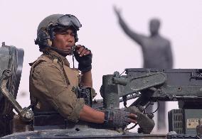 (10)Saddam's grip on Baghdad collapses